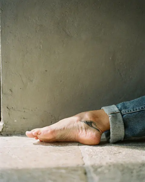 Wave, ankle